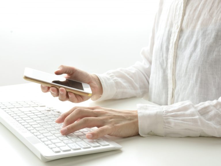 会員登録制サイトでパスワードは自分で登録させるか、自動発行か？