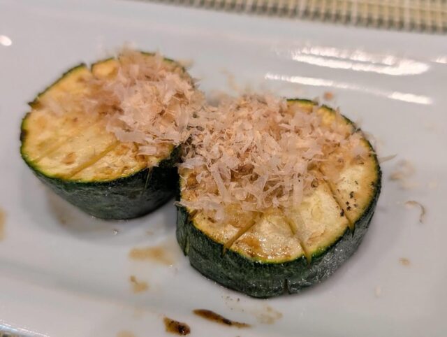 スタッフはじめての東京出張その3。日程を無事終えて焼き鳥食べる。まずは前菜のズッキーニから。社長と2人で反省会と、ただの雑談。美味かった。
