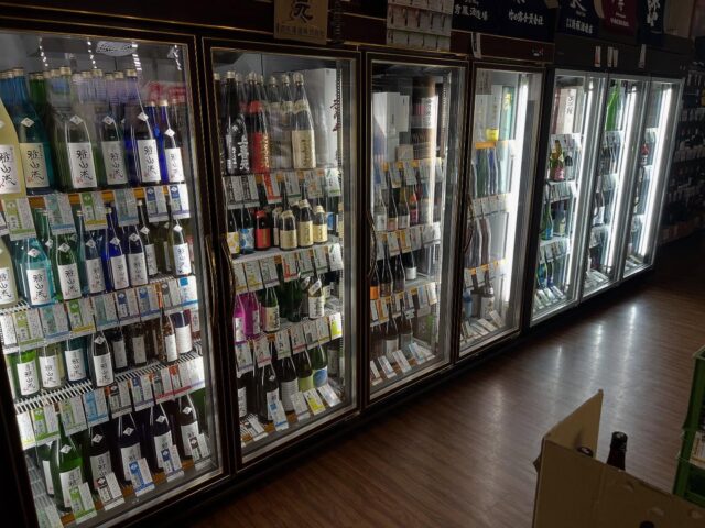 社長が出張で山形へ。地酒の日本酒の販売店に行ったと言う写真を送ってきた。仕事ですよね？？