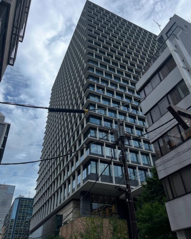 スタッフはじめての東京出張、その2。お客様のビルにて。緊張してます。