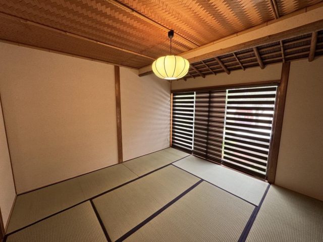 長崎県の戸建て住宅を、
明るい自然光と木目が調和するナチュラルモダンな空間へリフォームしました✨
今回リフォームしたのは、
キッチン・浴室・洗面所・トイレ・和室・床・玄関ドアなど。
特にキッチンは、白を基調とした明るい空間に。
窓際に取り入れたタイルがアクセントになり、シンプルながらも印象的な仕上がりになっています。エネサンスリフォーム
和室は、もともとの落ち着いた雰囲気を活かしながら、現代のインテリアにもなじむ空間へ。
浴室は、木目調の壁と清潔感のあるカラーで、ゆったりくつろげる場所になりました🛁
汚れが染み込みにくく、お手入れしやすい浴槽なのもうれしいポイントです。エネサンスリフォーム
さらに玄関ドアも木目調に交換。
鍵を持っていれば、ボタンをタッチするだけで施錠・解錠できる便利な仕様です。エネサンスリフォーム
水まわりだけではなく、住まい全体の雰囲気をそろえることで、
毎日帰ってくるのが楽しみになるようなお家に生まれ変わりました🌿
📍長崎県
🏠戸建て／築25年
🔨工期：約30日
💰リフォーム費用：約490万円（税込） エネサンスリフォーム
詳しい施工事例は、エネサンスリフォームのWebサイトでご覧いただけます。
#リフォーム
#リフォーム事例
#戸建てリフォーム
#キッチンリフォーム
#浴室リフォーム
#洗面所リフォーム
#玄関リフォーム
#和室リフォーム
#ナチュラルインテリア
#ナチュラルモダン
#木のある暮らし
#住まいづくり
#暮らしを楽しむ
#長崎リフォーム
#エネサンスリフォーム